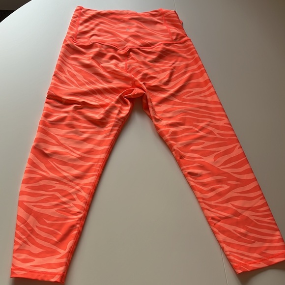 Old Navy Active Powersoft Leggings in Orange Zebra print full length leggings - Picture 4 of 4
